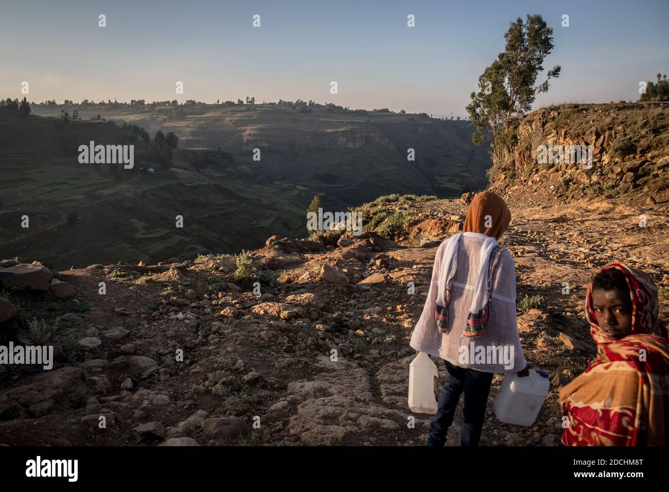 Sela Dingay, Amhara, Äthiopien. Oktober 2020. Ein Junge trägt Kanister für heiliges Wasser in der Nähe von Ajna Michael, einer religiösen Stätte etwa 200 km nordöstlich von Addis Abeba.Hunderte von Pilgern reisen in der Regel von der Hauptstadt Addis Abeba in die Amhara Region, um Äthiopien Klöster jede Woche zu besuchen. Kredit: Sally Hayden/SOPA Images/ZUMA Wire/Alamy Live Nachrichten Stockfoto