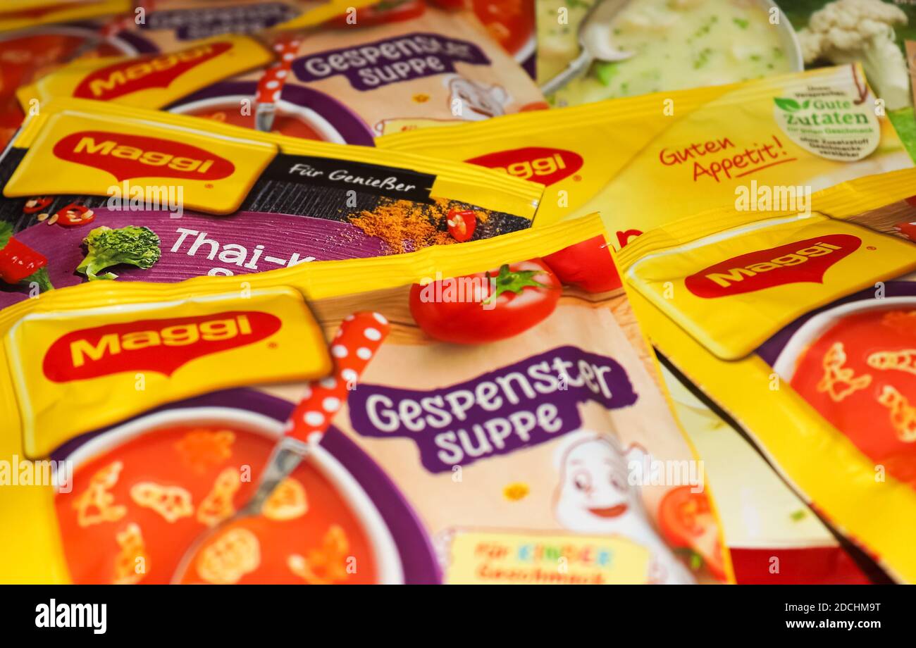 German Maggi Instant Sauce Pakete, im Besitz von Nestle. Maggi ist eine internationale Marke von Suppen, Brühwürfeln, Ketchup, Saucen, Gewürzen und Stockfoto