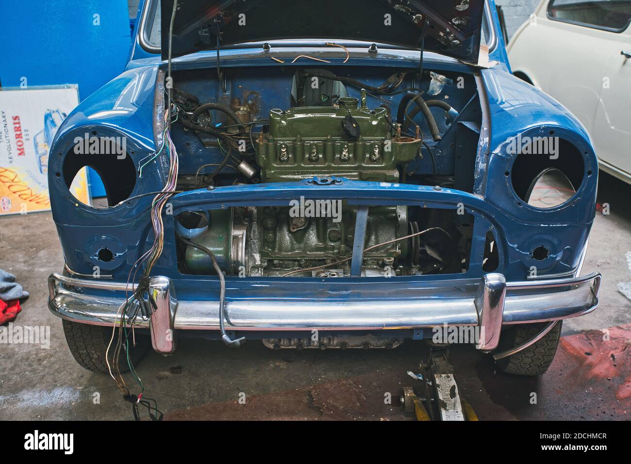 1960s Morris Auto teilweise auseinander genommen / abgestreift für die Restaurierung in einer inländischen Garage mit Motorhaube geöffnet zeigt die Austin-Morris A-Serie Motor. Stockfoto