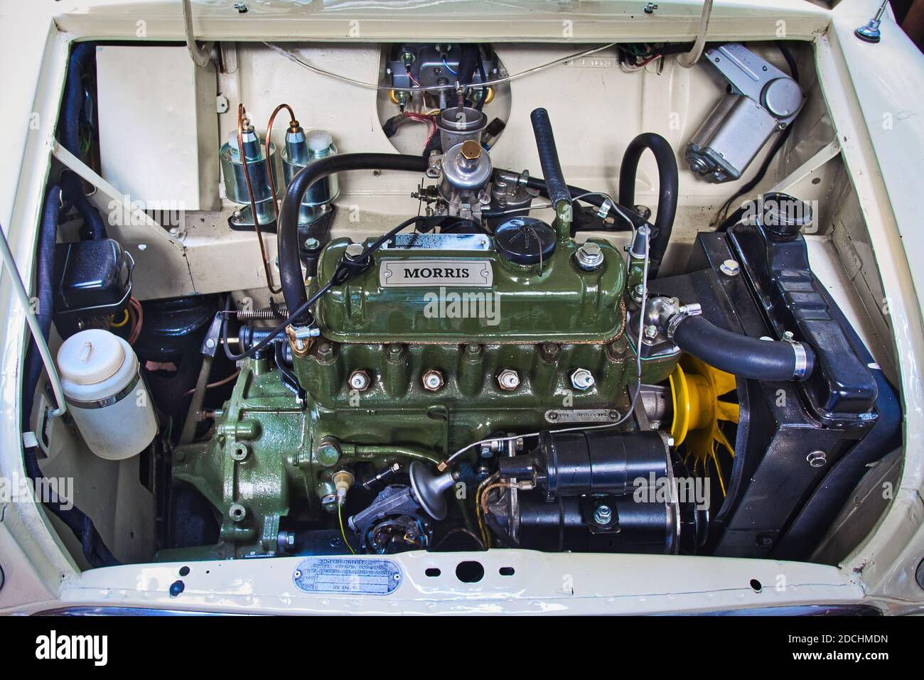 1960s Morris Auto teilweise auseinander genommen / abgestreift für die Restaurierung in einer inländischen Garage mit Motorhaube geöffnet zeigt die Austin-Morris A-Serie Motor. Stockfoto