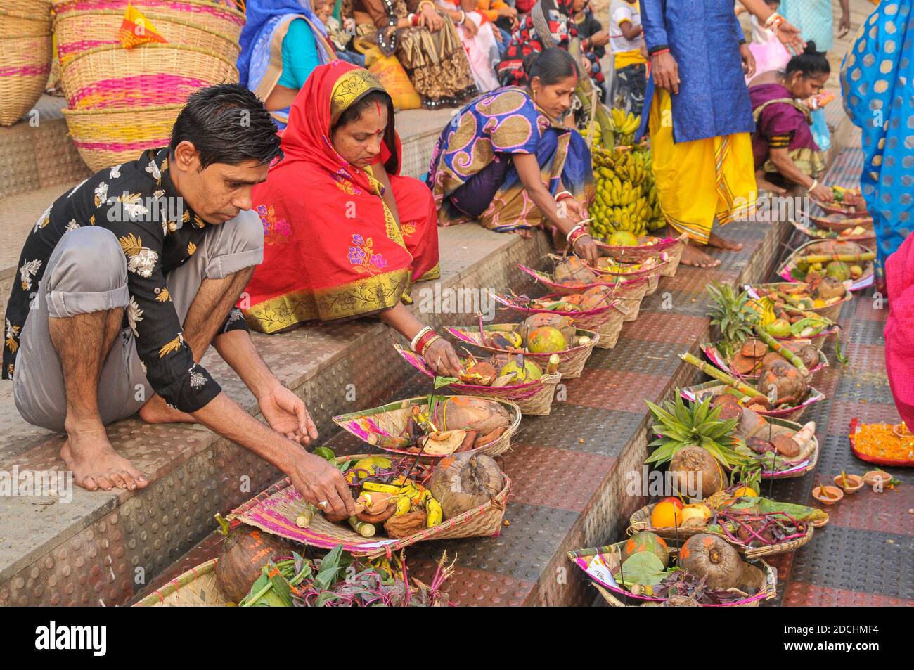 Die Horizon Community Devotees beobachten die Rituale des Chhath Puja oder Surjjo Puja am Ufer des Surma River von Sylhet, Bangladesch. Stockfoto