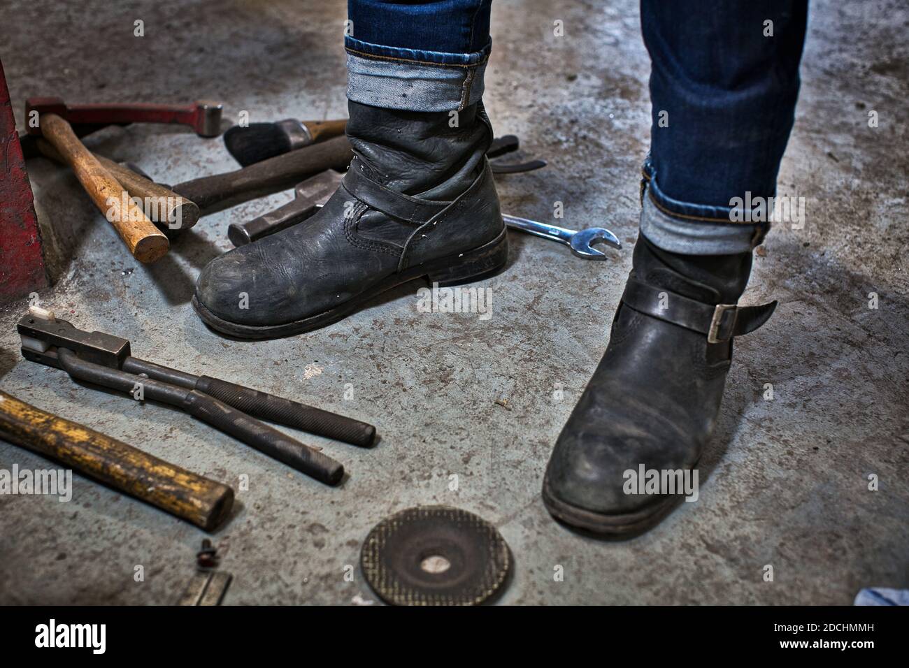 Arbeitswerkzeuge auf dem Tisch in der Werkstatt der Garage. Stockfoto