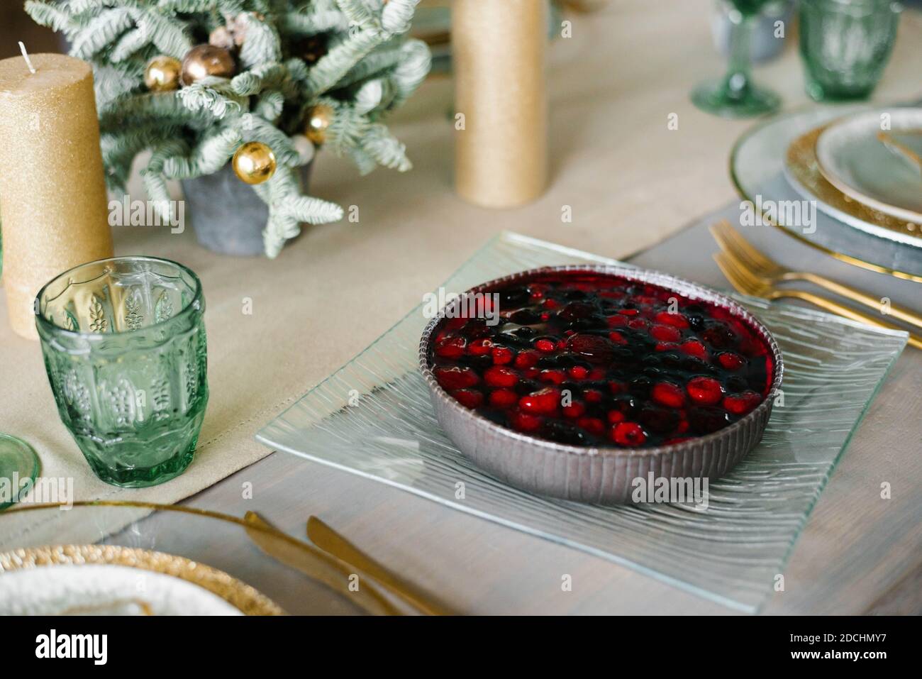Hausgemachte Weihnachten oder Neujahr Urlaub Beerenkuchen auf dem Hintergrund der festlichen Tabelle. Das Konzept der festlichen Desserts. Das Essen ist köstlich. Stockfoto