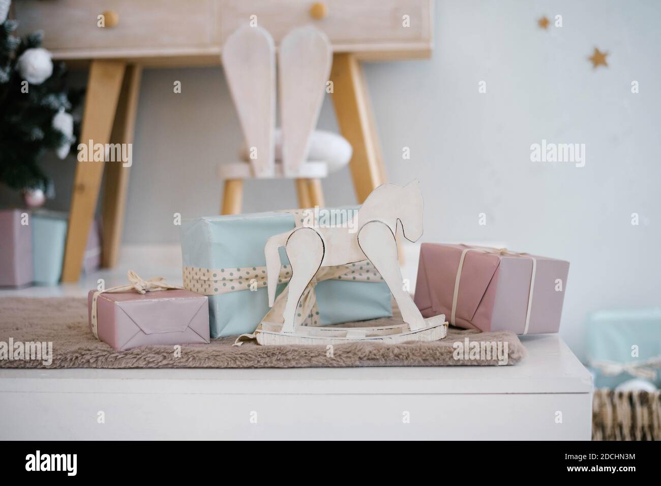 Holzspielzeug Pferd und Weihnachtsgeschenke im Kinderzimmer Stockfoto