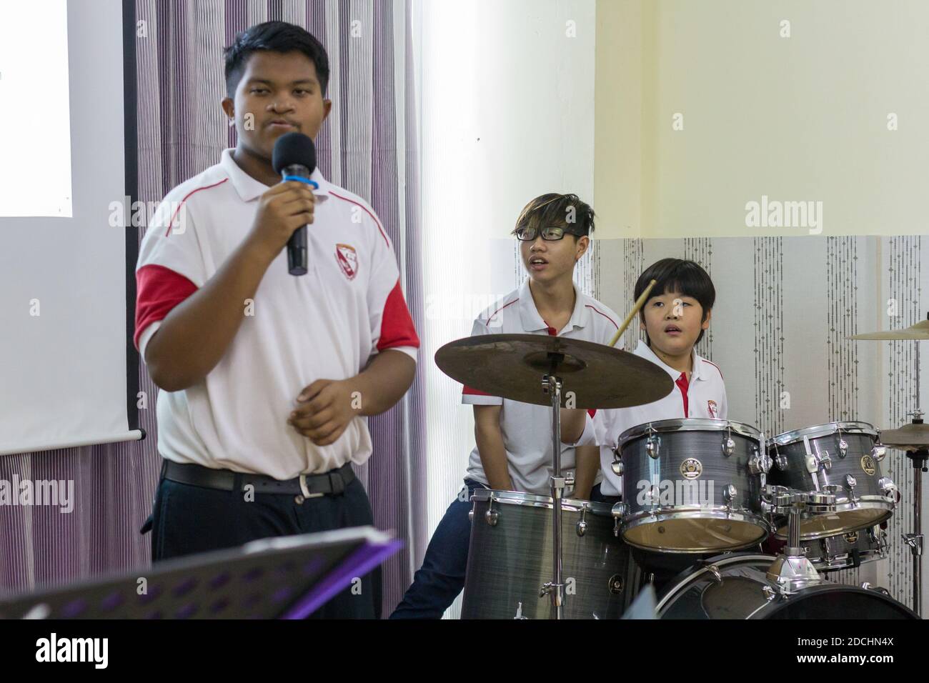 Schulkinder während der Musikpraxis. Stockfoto