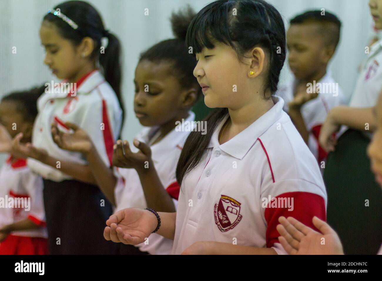 Schulkinder beten und beten vor dem Unterricht. Stockfoto