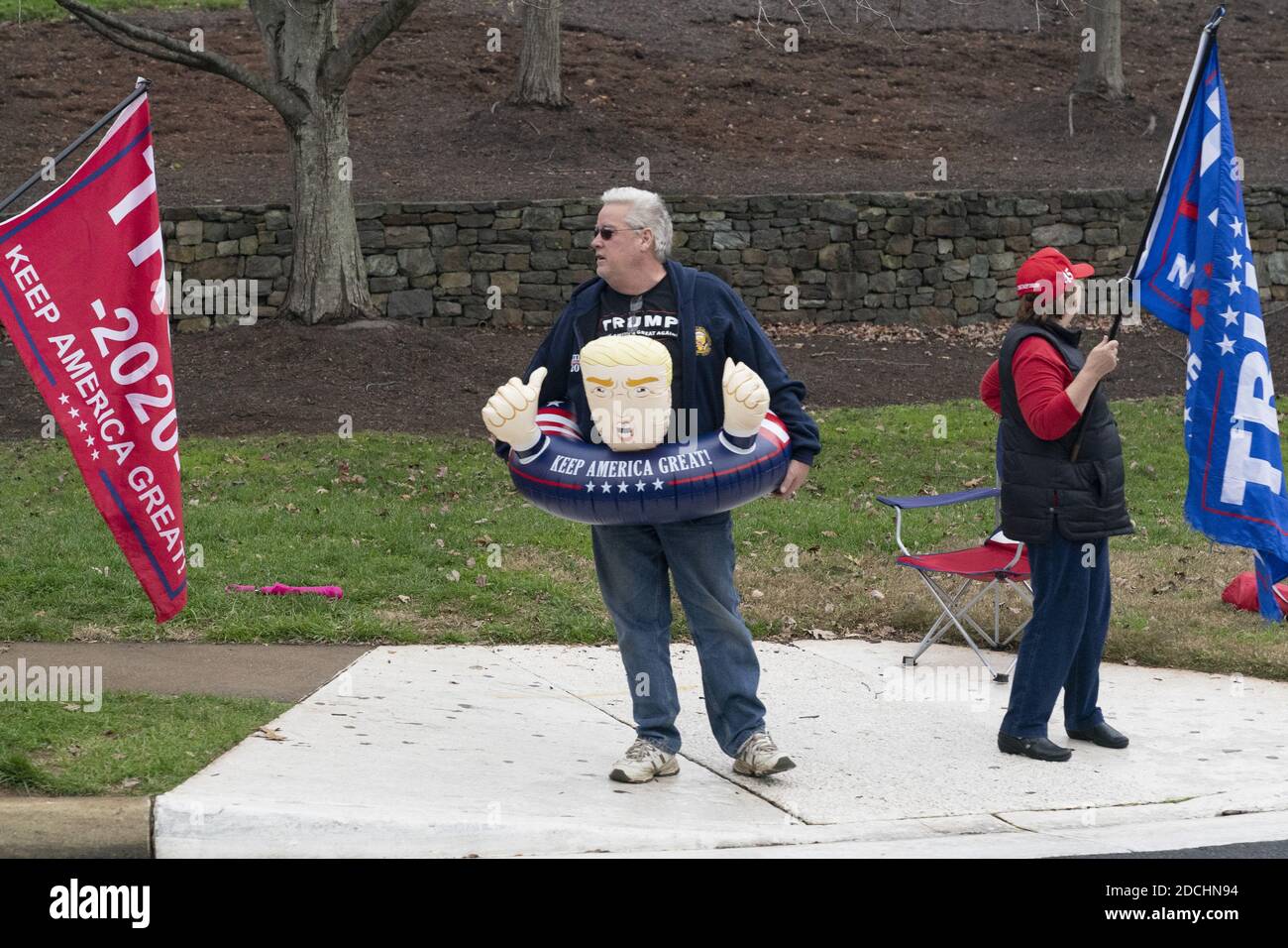 Sterling, Usa. November 2020. Demonstranten halten Schilder, als US-Präsident Donald Trump am Samstag, 21. November 2020, im Trump National Golf Club in Sterling, Virginia, eintrifft. Chris Kleponis/UPI Kredit: UPI/Alamy Live Nachrichten Stockfoto