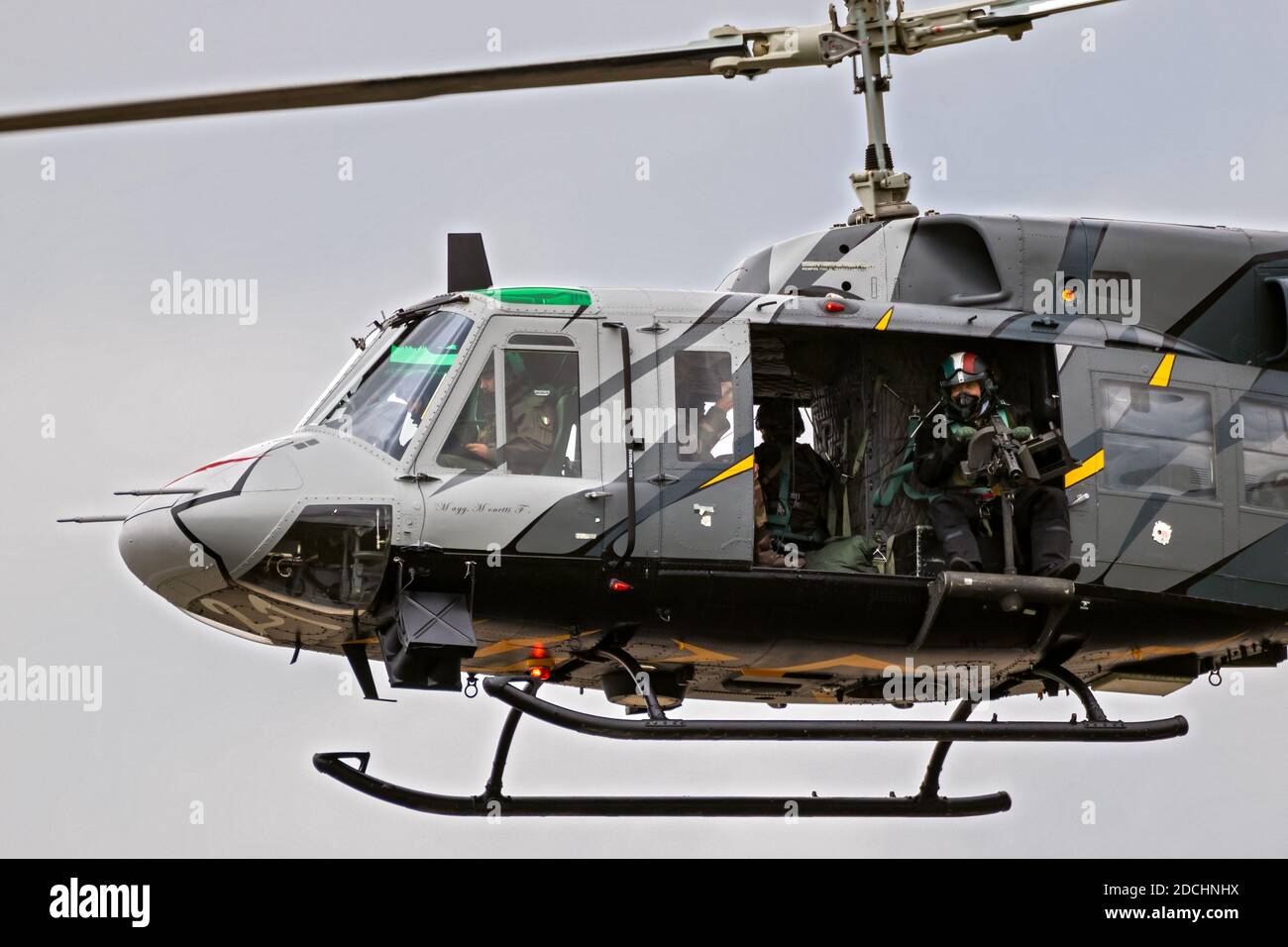 Italienischer Air Force Agusta-Bell 212 Twin Huey Helikopter mit DoorRunner im Flug. Frankreich - 17. Mai 2019 Stockfoto