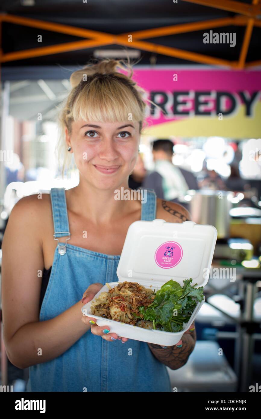 Großbritannien / England /London / Junge Frau, die vegane Lebensmittel auf dem Street Food Union Vegan Market verkauft Stockfoto