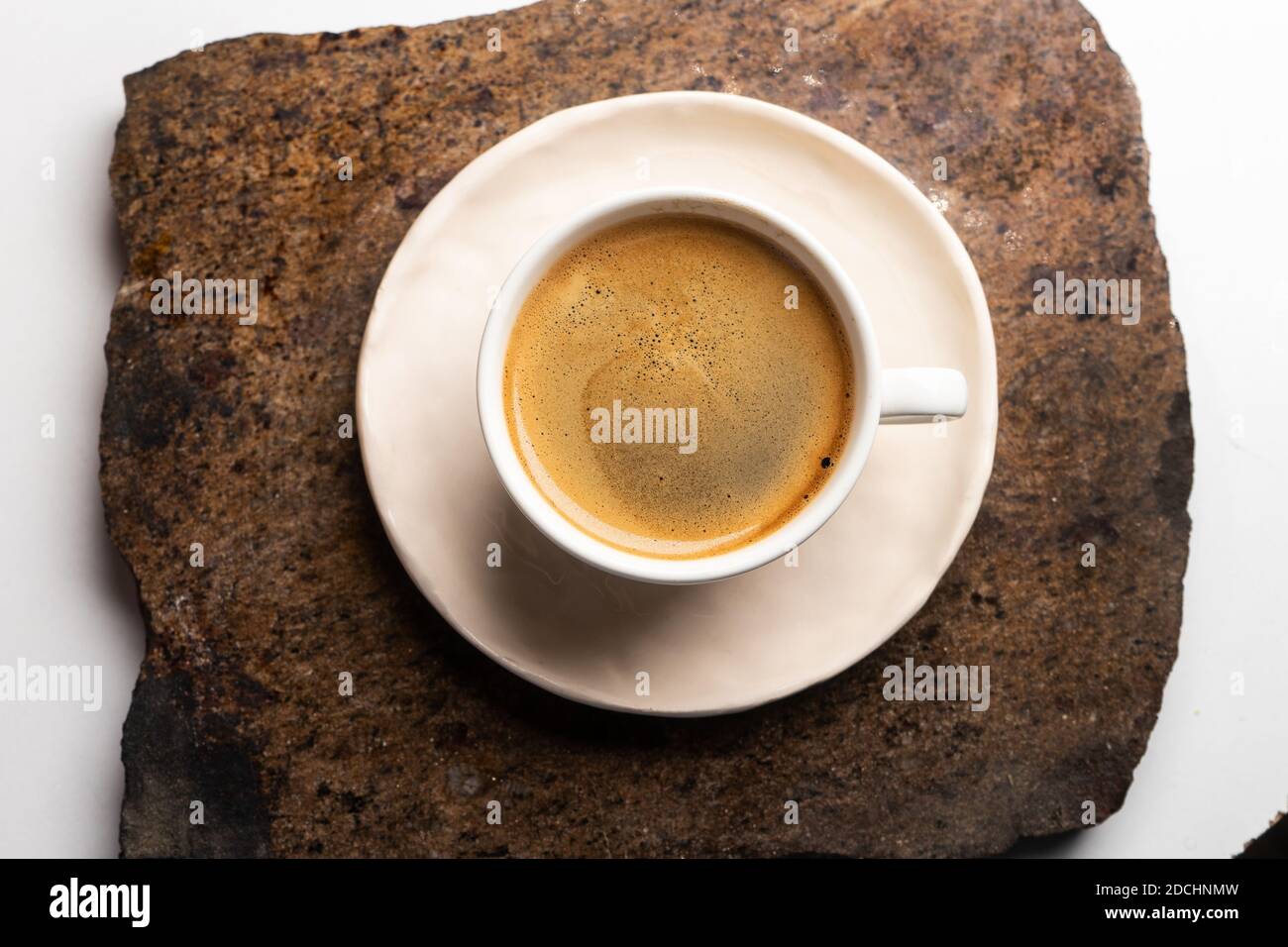 Eine Tasse heißen schwarzen Morgenkaffee mit einem Vintage-Marmortisch. Eine Nahaufnahme von Americano oder Doppel-Espresso. Kaffeepause. Stockfoto