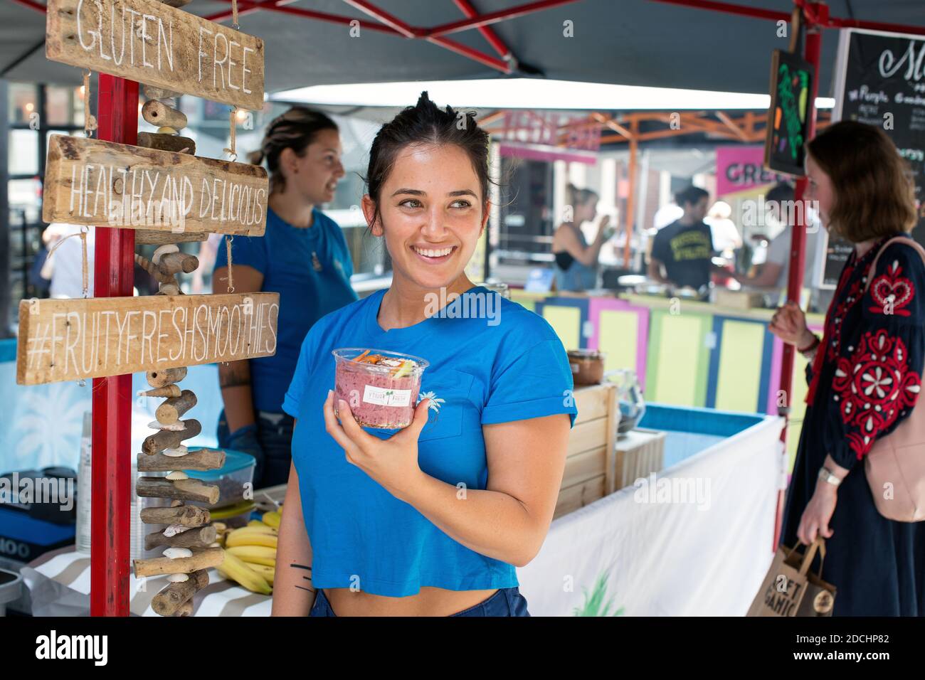 Großbritannien / England /London / Junge Frau mit veganer, glutenfreier und laktosefreier Wüste auf dem Street Food Market in Soho London Stockfoto