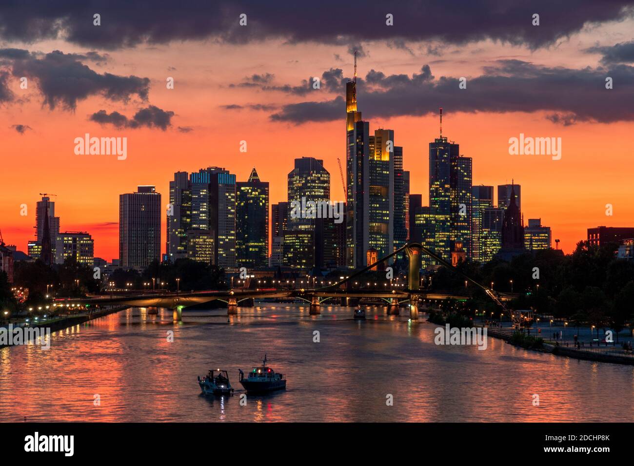 Sommer Sonnenuntergang am Abend Blick auf die Innenstadt Skyline von Frankfurt, das Finanzzentrum der Deutschland. Stockfoto