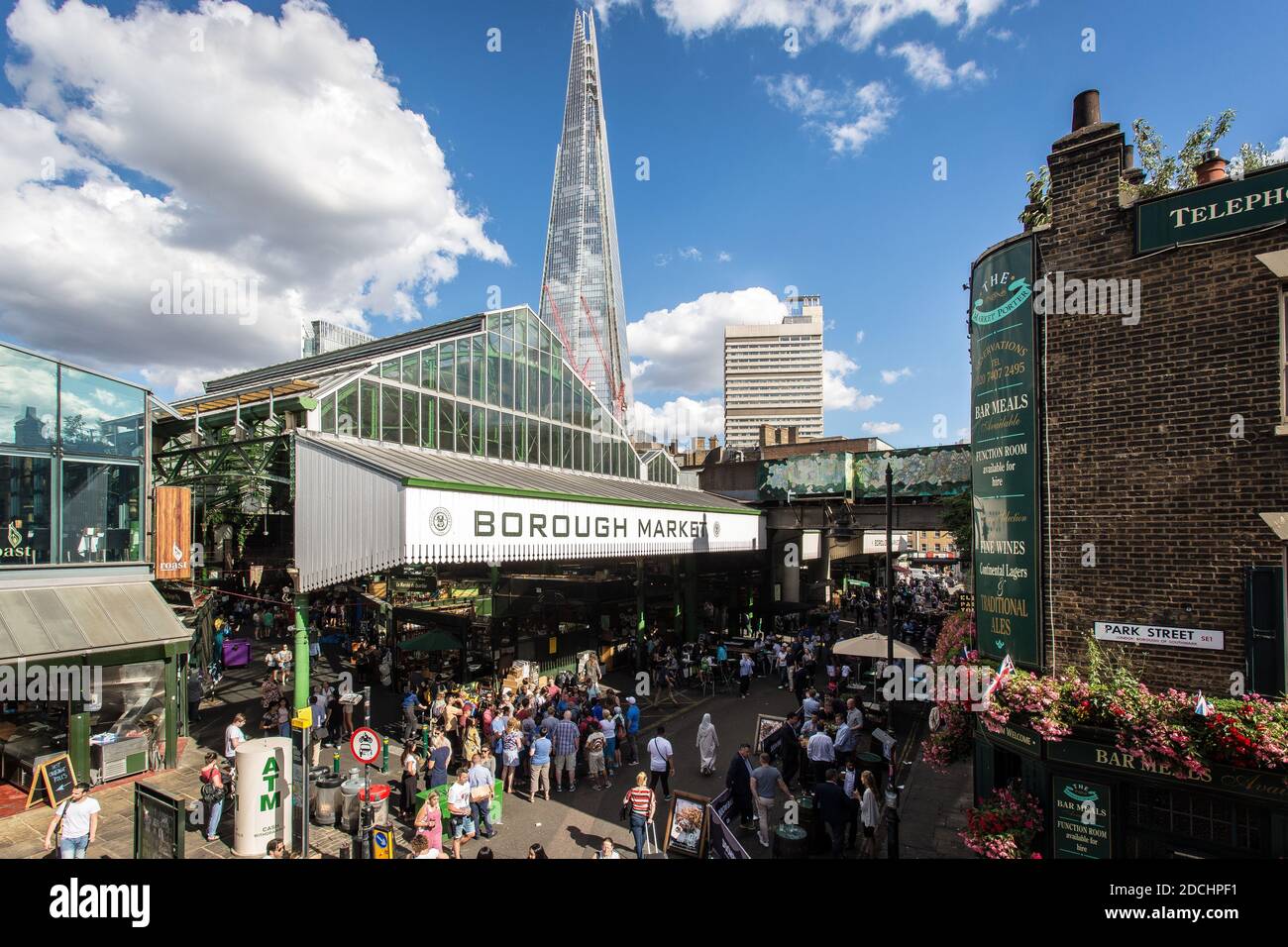 Borough Market, in der Nähe der London Bridge. Es ist einer der größten und ältesten Lebensmittelmärkte in London. Stockfoto