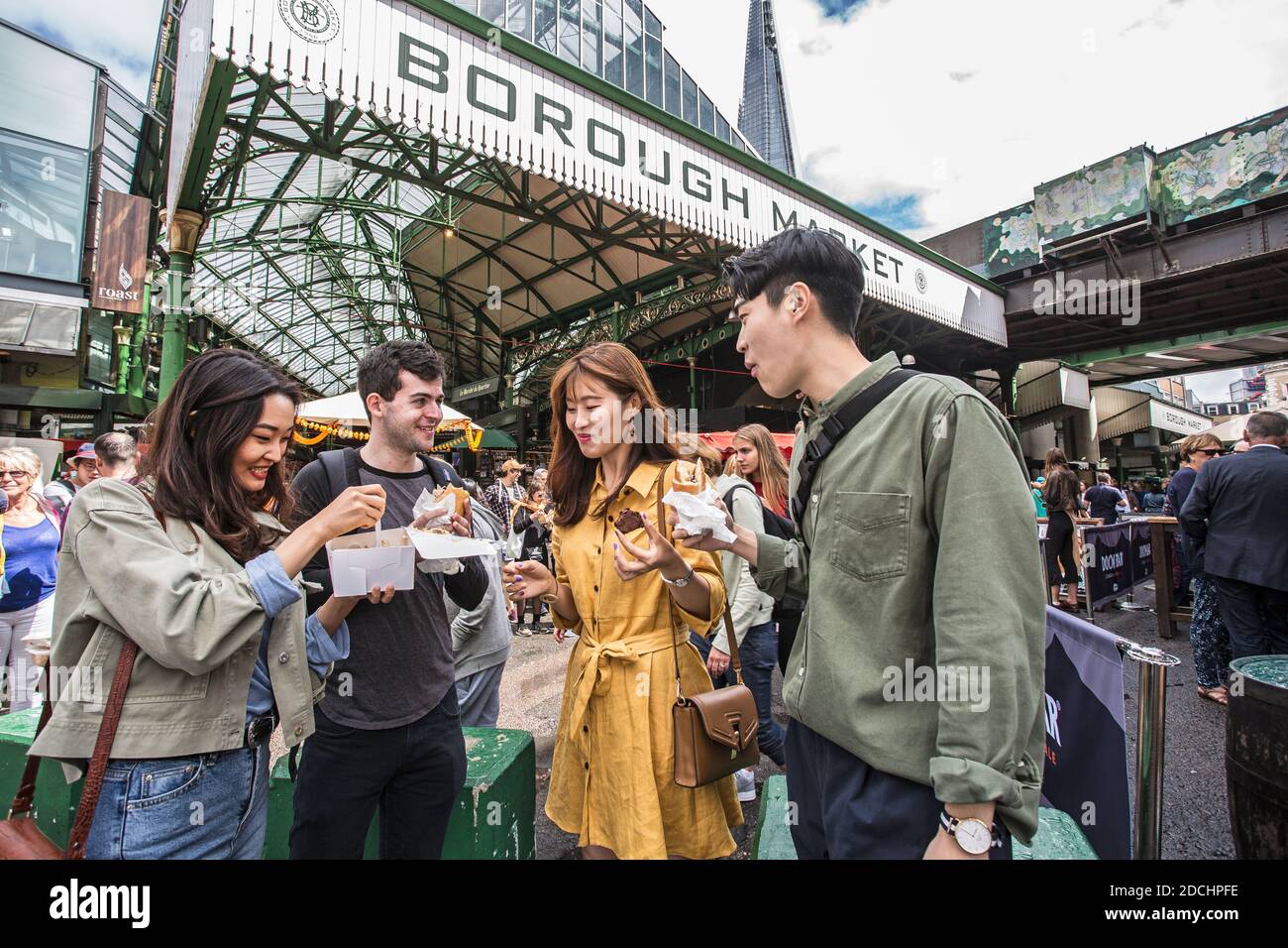 Großbritannien / England /London , eine Gruppe von Freunden, die auf dem Borough Market Street Food essen Stockfoto