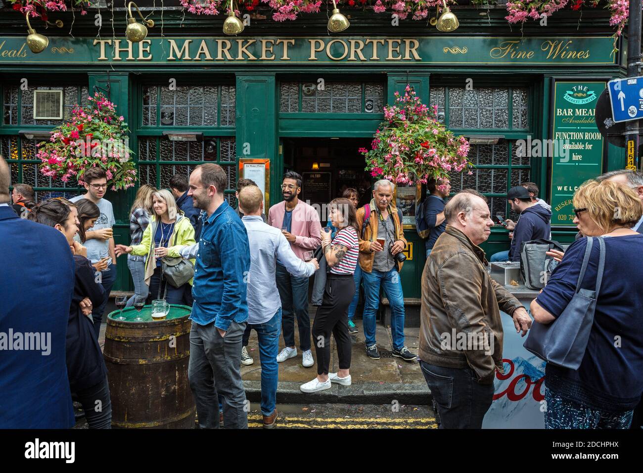 Menschen trinken außerhalb der Markt Porter Pub, Borough Market, London, England Stockfoto