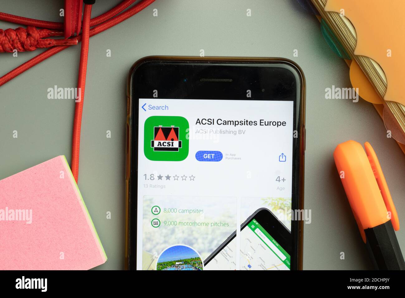 New York, USA - 7. November 2020: ACSI Campingführer Europa App Store Logo auf Telefonbildschirm, illustrative Editorial. Stockfoto