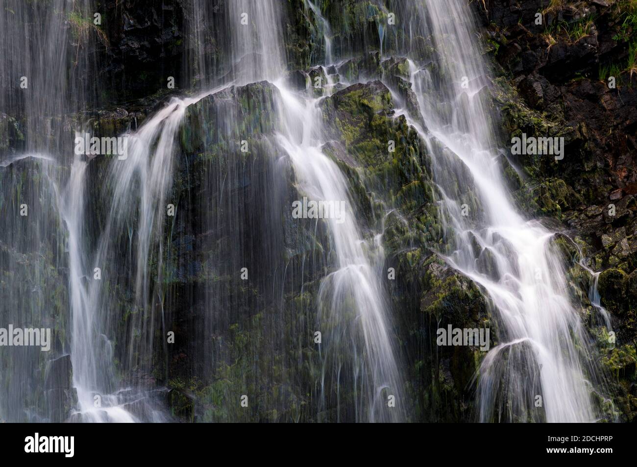 Eine Nahaufnahme des Wasserfalls auf der Brandung namens Abhainn Clais an EAS südlich von Clashnessie im hohen Norden Schottlands. Juni. Stockfoto