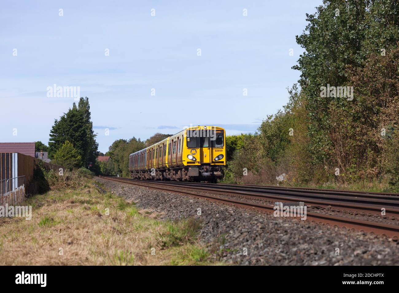 Merseyrail Elektrik Klasse 508+ 507 Elektrozüge der dritten Schiene 508139 + 507028 vorbei an Formby auf der Merseyrail Northern Line Stockfoto