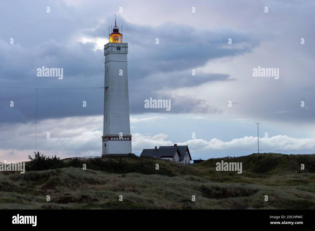 Dramatischer Vordämmerungshimmel am Leuchtturm von Blavand in Dänemark Stockfoto