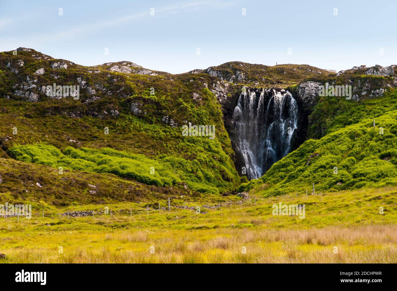 Ein Blick auf den Wasserfall auf der Brandung namens Abhainn Clais an EAS südlich von Clashnessie im hohen Norden Schottlands. Juni. Stockfoto