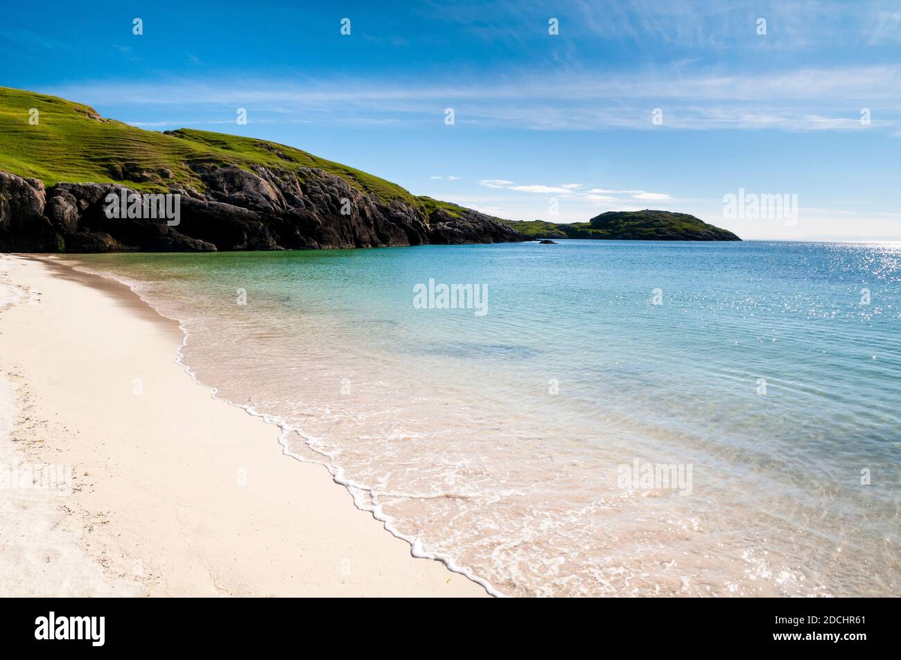 Blick auf einen weißen Sandstrand am Ufer der Achmelvich Bay im hohen Norden Schottlands. Juni. Stockfoto