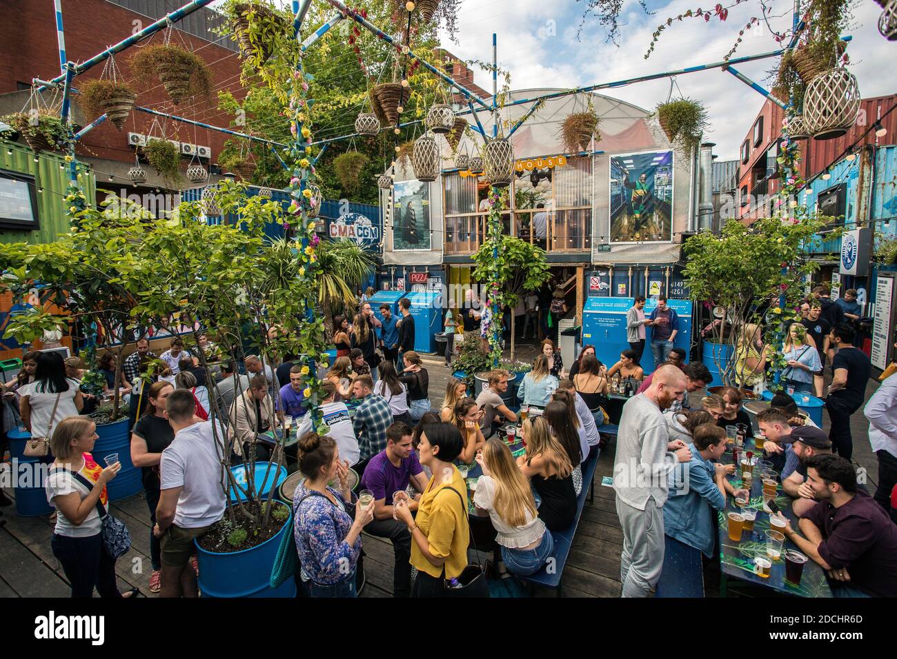 Menschen genießen Sie einen Drink in Brixton Pop, pop-up Container Bars und Restaurants in Brixton, London, UK Stockfoto
