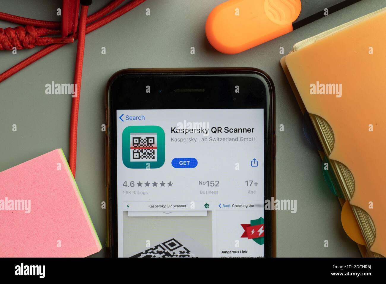 New York, USA - 7. November 2020: Logo des App-Stores von Kaspersky QR Scanner auf dem Bildschirm des Telefons, illustrative redaktionelle Verwendung. Stockfoto