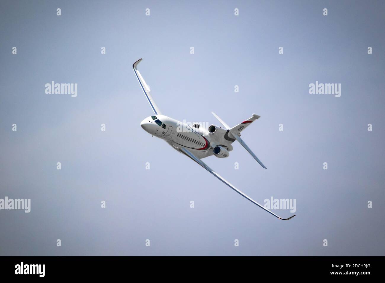 Dassault Falcon 8X Corporate Jet im Flug während der Paris Air Show. Frankreich - 22. Juni 2017 Stockfoto