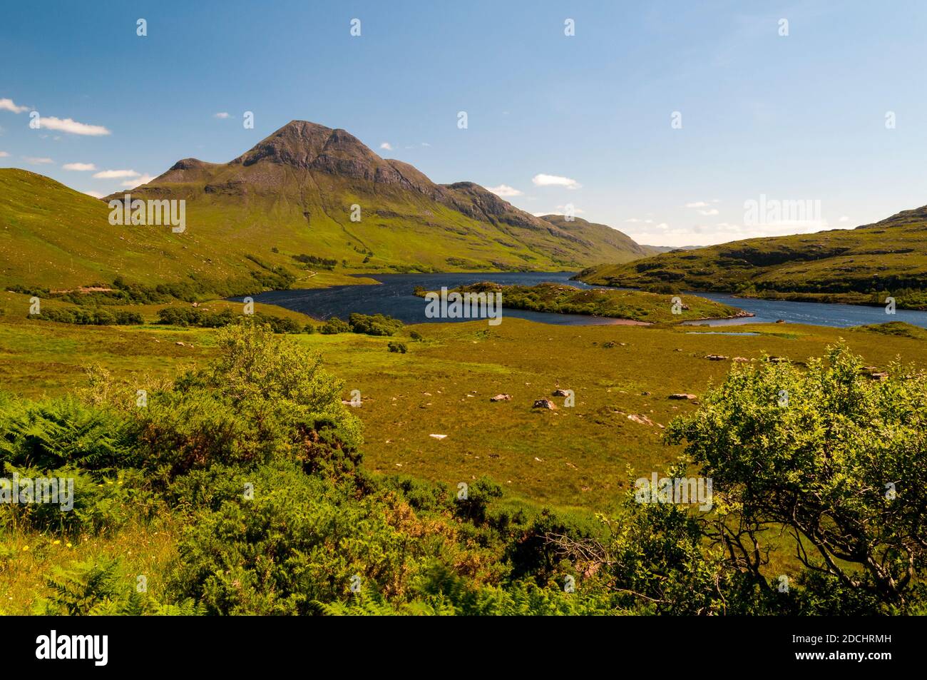 Blick auf den Berg Cùl Beag mit Loch Lurgainn im Vordergrund, im Nordwesten Schottlands. Juni. Stockfoto