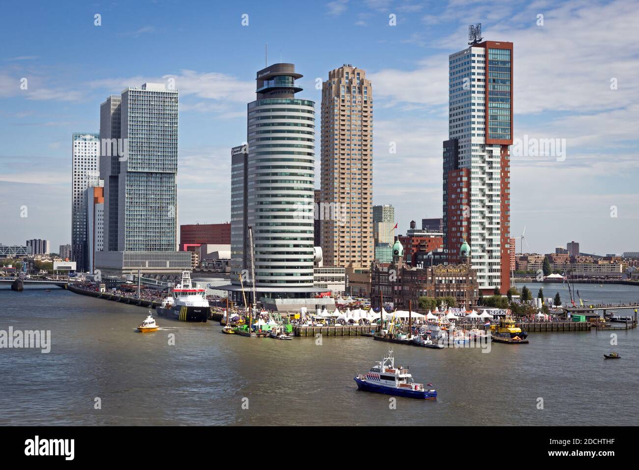 Blick auf das Hochhaus von Rotterdam und die Erasmus-Brücke in der Nachbarschaft von Kop van Zuid während der World Harbour Days. September 2018 Stockfoto