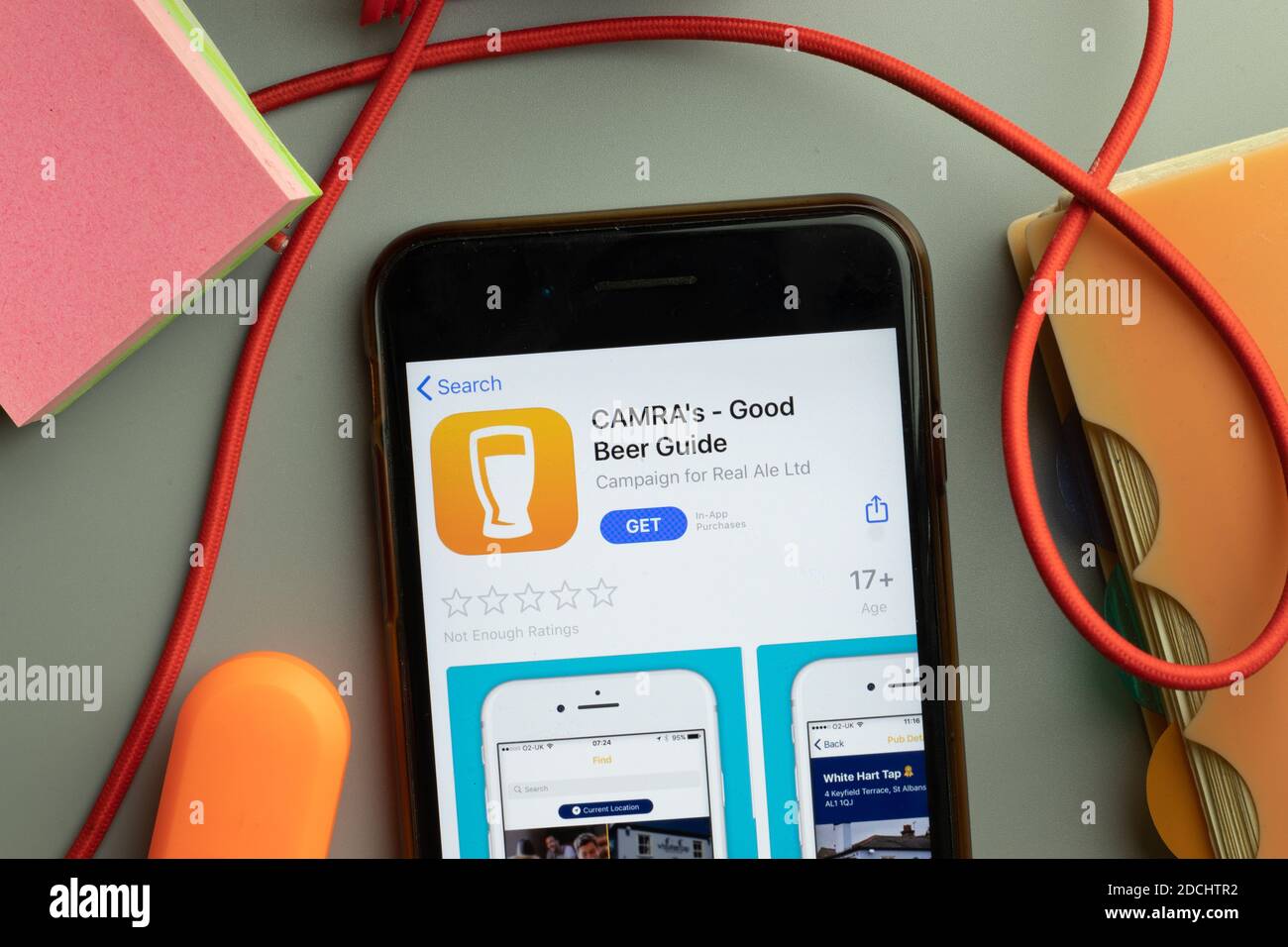 New York, USA - 7. November 2020: CAMRA camras Good Beer Guide App Store Logo auf dem Telefonbildschirm, illustrative Editorial. Stockfoto
