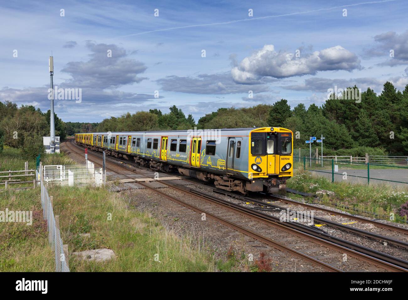 Merseyrail Elektrik Klasse 507+ 508 Elektrozüge der dritten Schiene 507014 + 508122 auf der Merseyrail Northern Linie an Freshfield vorbei Stockfoto