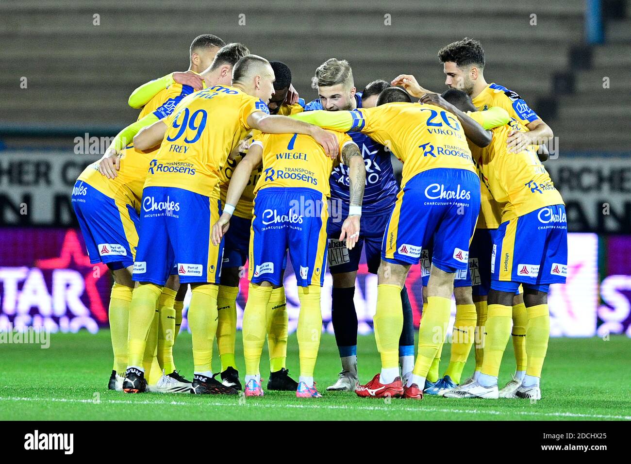 Waasland-Beverens Spieler vor dem Start eines Fußballmatches zwischen Waasland-Beveren und Cercle Brugge, Samstag, 21. November 2020 in Bevere Stockfoto