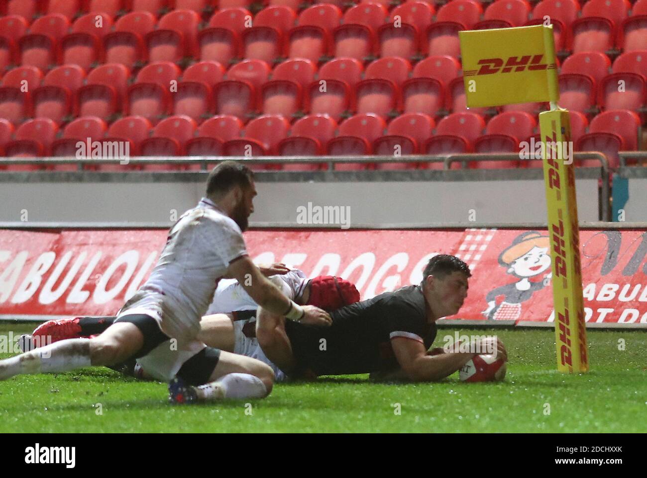 Der walisische Louis Rees-Zammit (rechts) erzielt den ersten Versuch seiner Seite beim Spiel im Herbst-Nations-Cup in Parc y Scarlets, Llanelli. Stockfoto