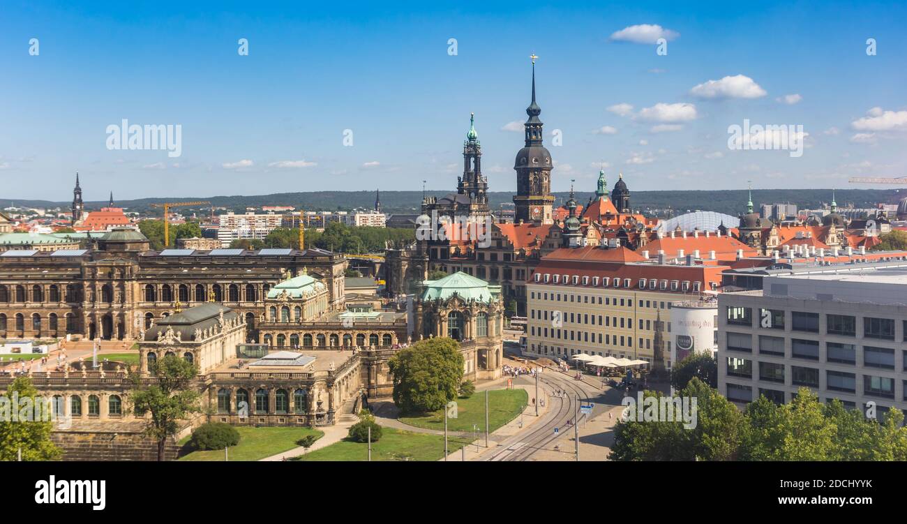 Stadtbild der historischen Stadt Dresden mit Kirchtürmen und Schloss Komplex in Deutschland Stockfoto