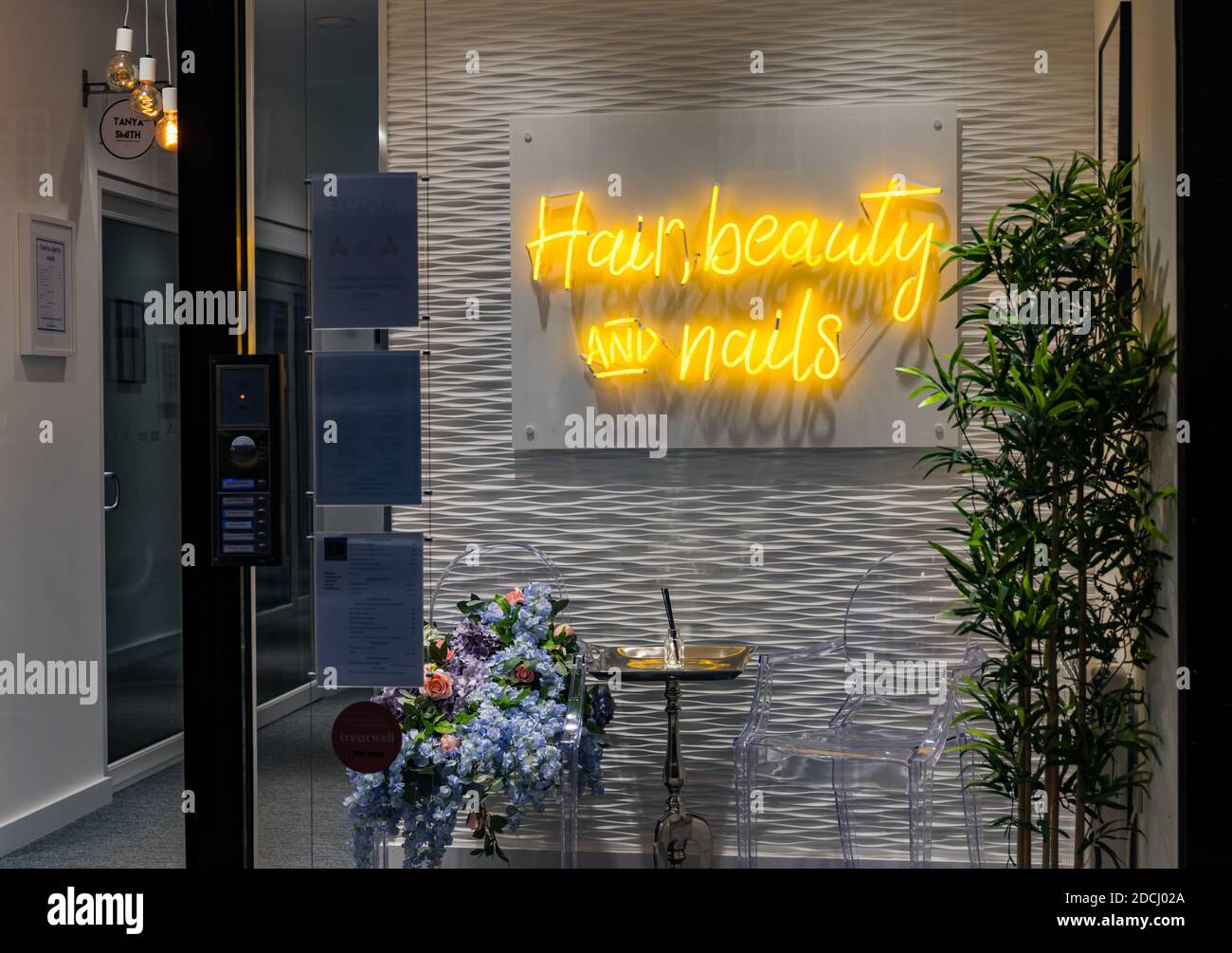 Schönheitssalon-Shop vorne beleuchtet in der Dämmerung mit Neonschild, Corstorphine, Edinburgh, Schottland, Großbritannien Stockfoto