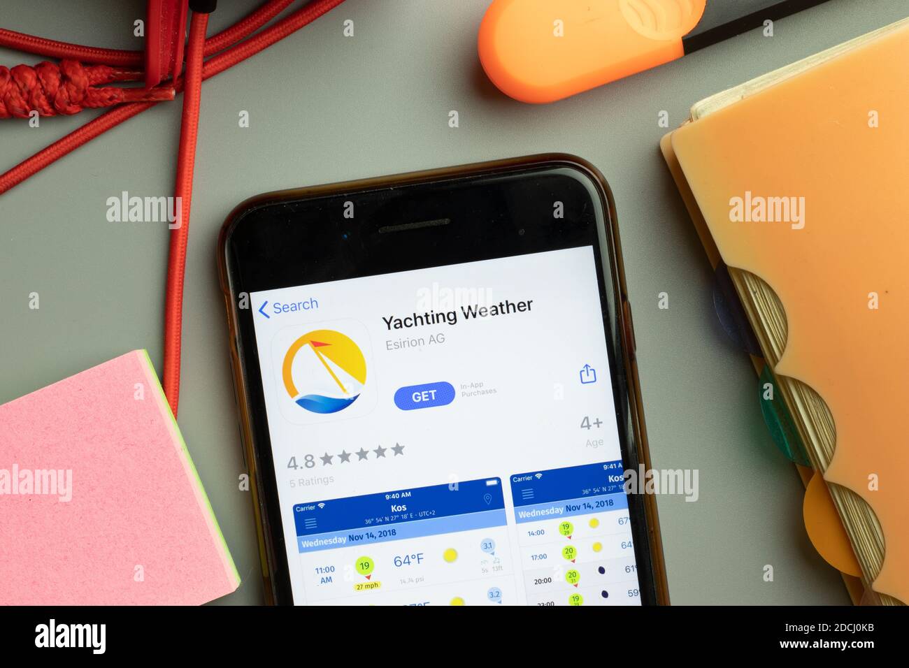 New York, USA - 7. November 2020: Yachting Weather App Store Logo auf dem Telefonbildschirm, illustrative Editorial. Stockfoto