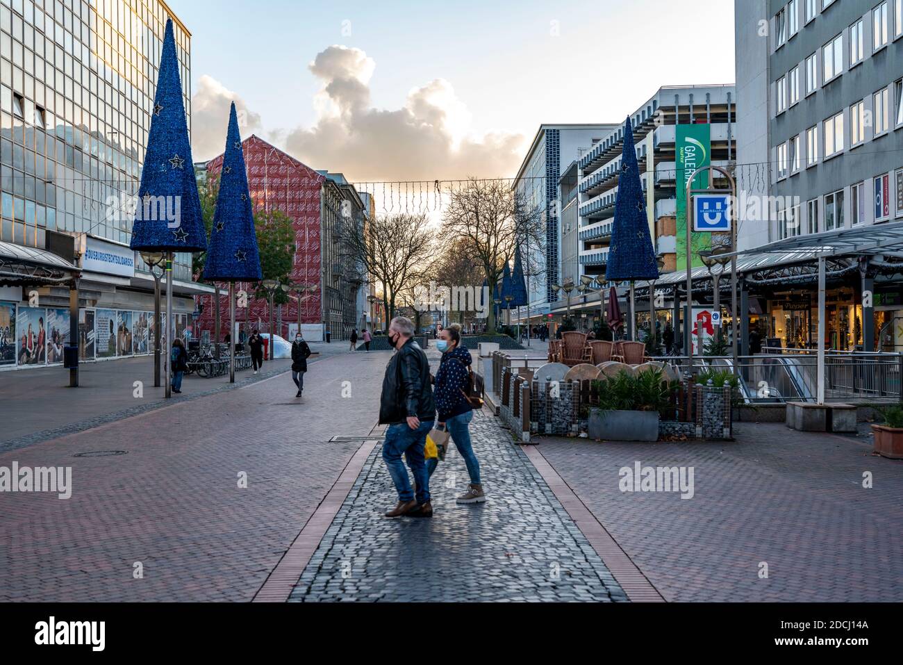 Die Innenstadt von Duisburg, Einkaufsstraße Königstraße, am Tag der Eröffnung der weihnachtlichen Lichtdekoration, in der Regel auch der Weihnachtszeit Stockfoto