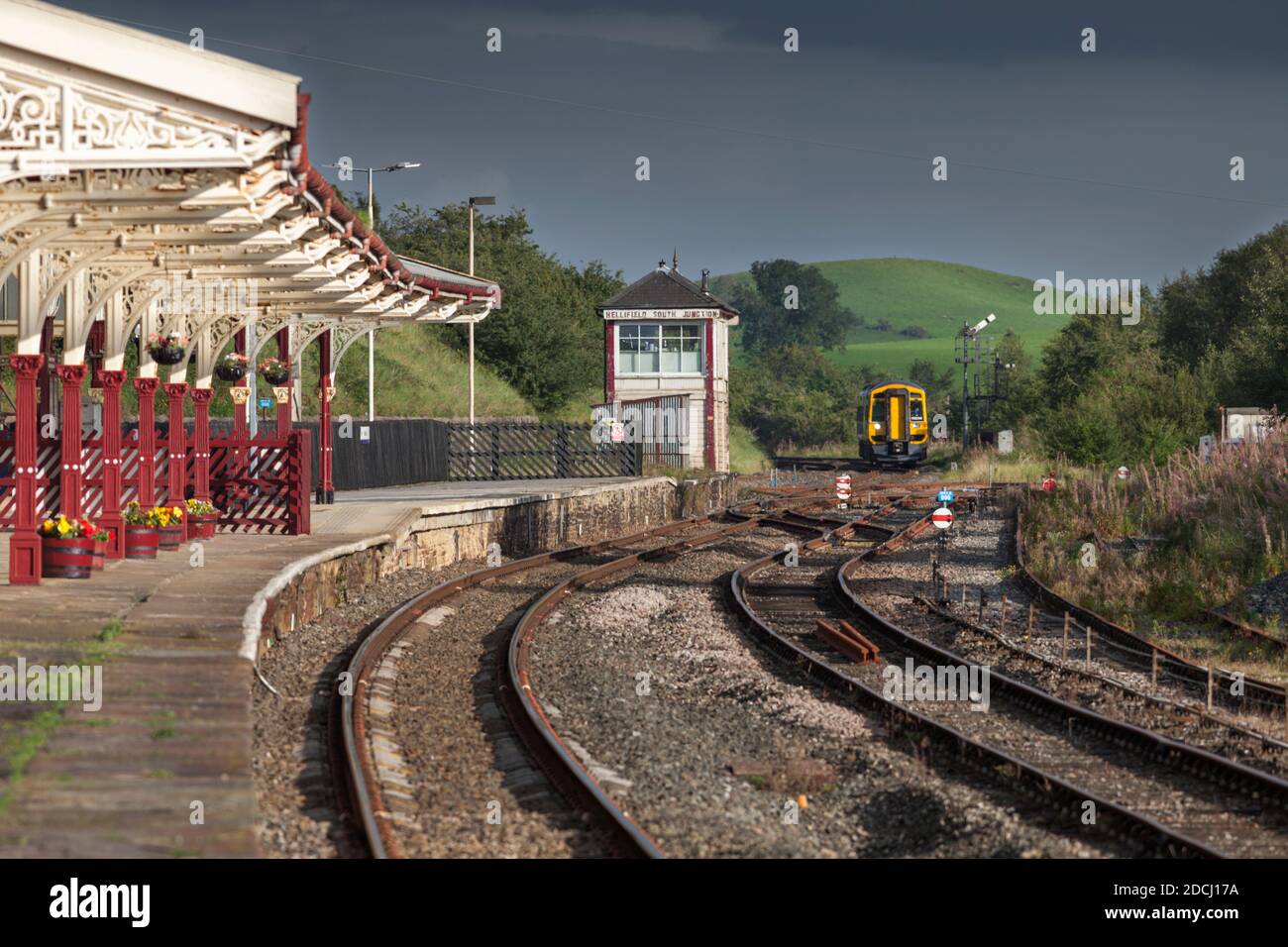 Northern Rail Klasse 158 796 Zug vorbei an der midland-Bahn Signalbox und Semaphore-Signale am Hellifield Stockfoto