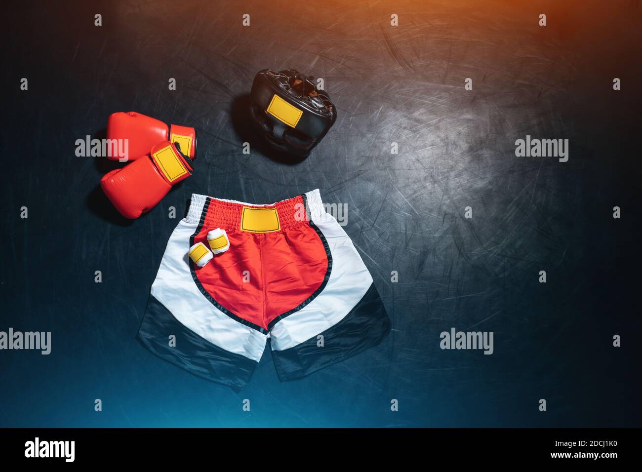 Draufsicht auf Boxhandschuhe, Shorts, Helm und Bandage Tape auf schwarzem Hintergrund Stockfoto