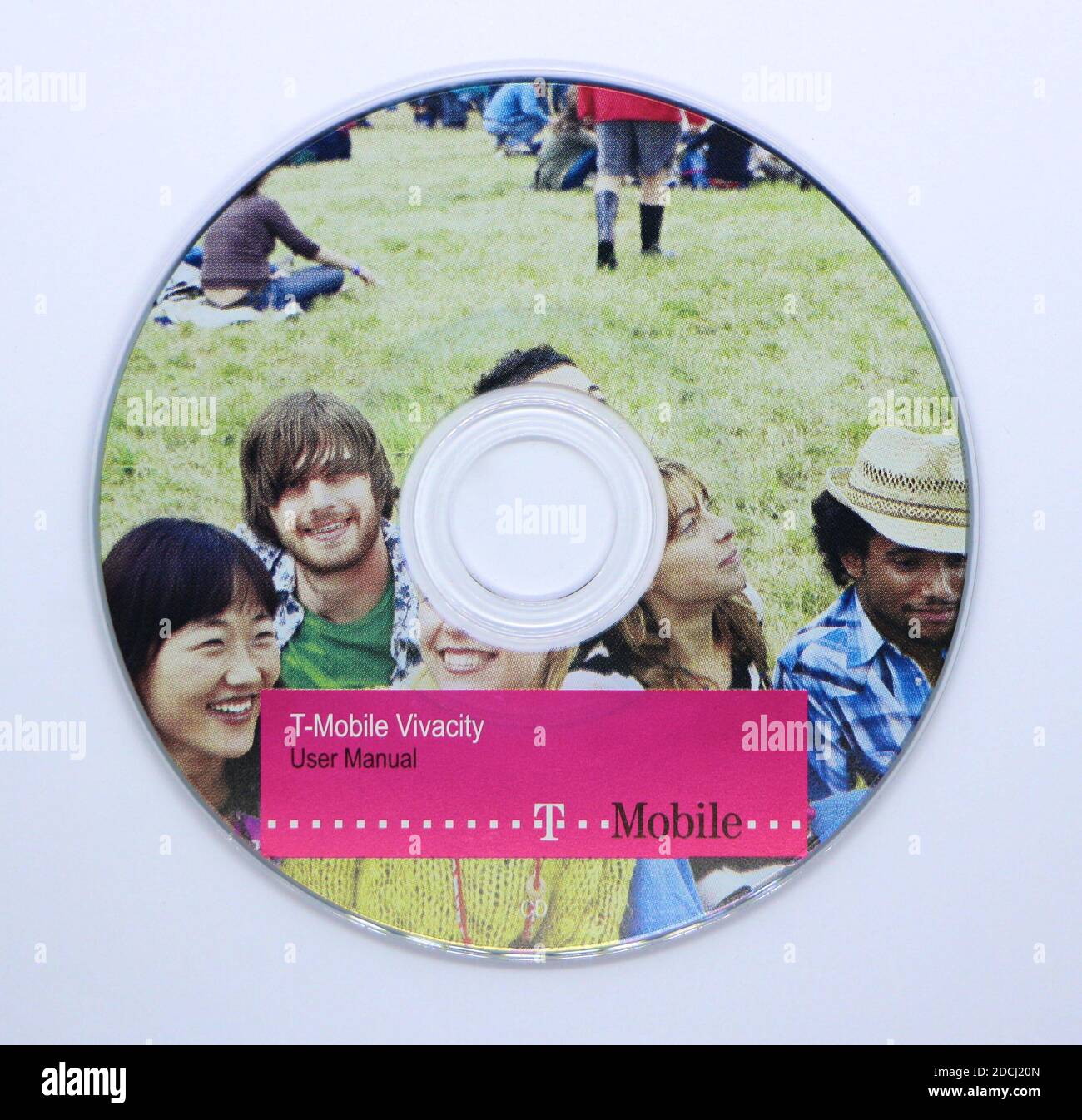 Foto eines Mini CD T-Mobile vivacity Handy Bedienungsanleitung mit einem Foto von jungen Menschen und Gras Stockfoto