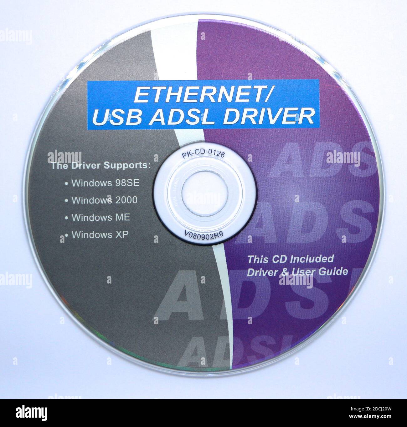 Foto eines Ethernet/USB ADSL-Treibers und einer Bedienungsanleitung auf einer cd für Windows XP und früher auf weißem Hintergrund Stockfoto