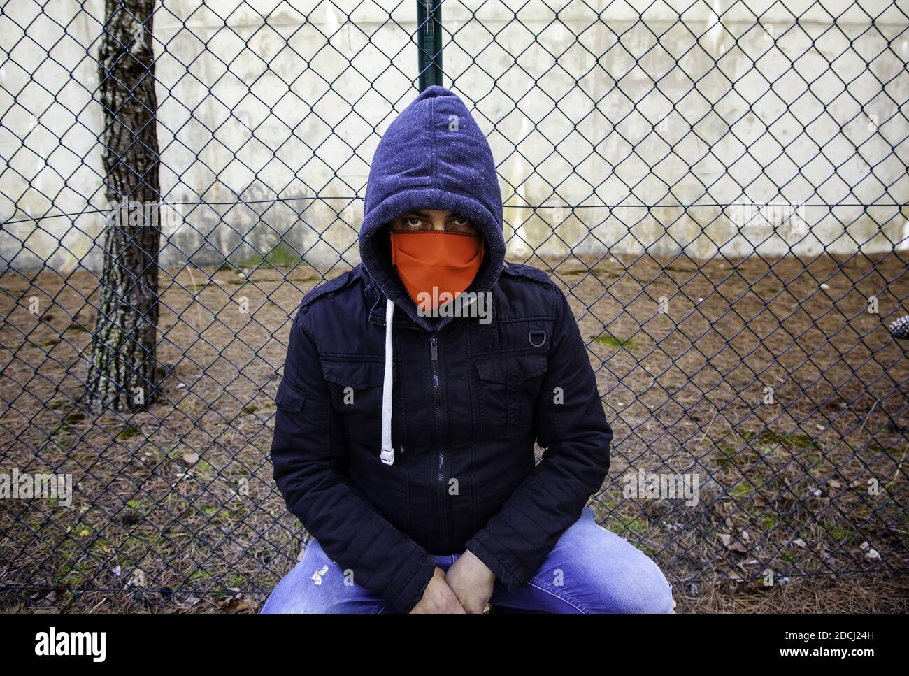 Junge Straßenbande mit Maske im Park, soziales Problem Stockfoto