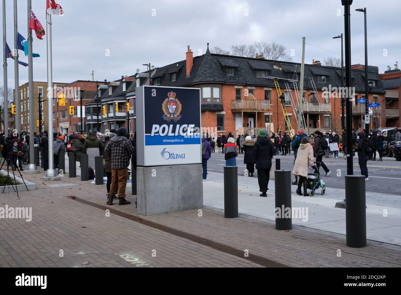 Ottawa, Kanada. November 2020. Menschen versammelten sich vor dem Polizeidienstquartier von Ottawa, um gegen die Entfernung und Festnahme von zwölf Demonstranten über Nacht bei einem Protest zu protestieren, der seit zwei Tagen andauern wird. Dies ist Teil der laufenden „Defonds der Polizei“-Bewegung, die Gerechtigkeit fordert Stockfoto
