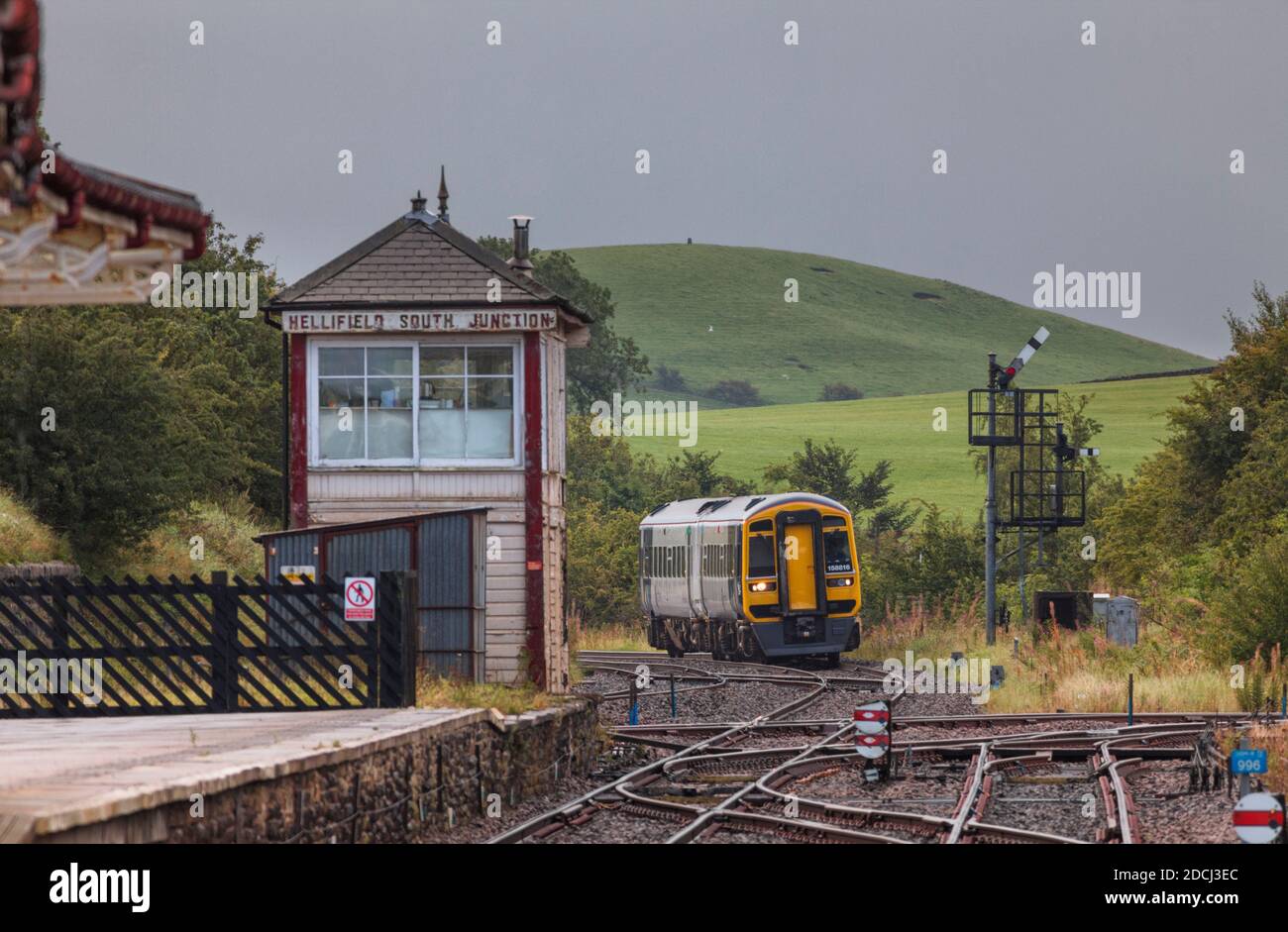 Northern Rail Klasse 158 Zug 158816 vorbei an der Midland-Bahn Signalbox und Semaphore-Signale am Hellifield Stockfoto