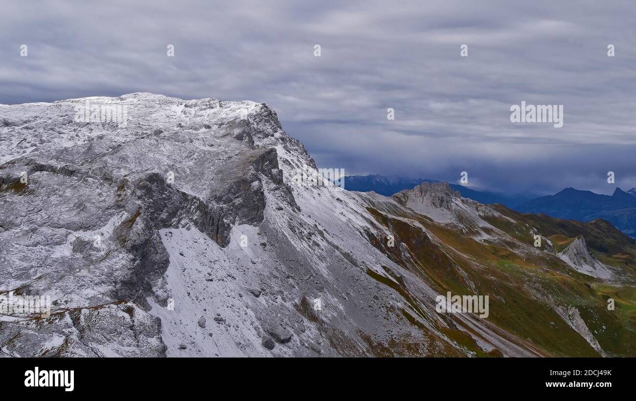 Schöner Panoramablick auf die schneebedeckten, zerklüfteten Rätikon-Berge bei Gargellen im Montafon, Alpen an der Grenze zwischen Österreich und der Schweiz. Stockfoto