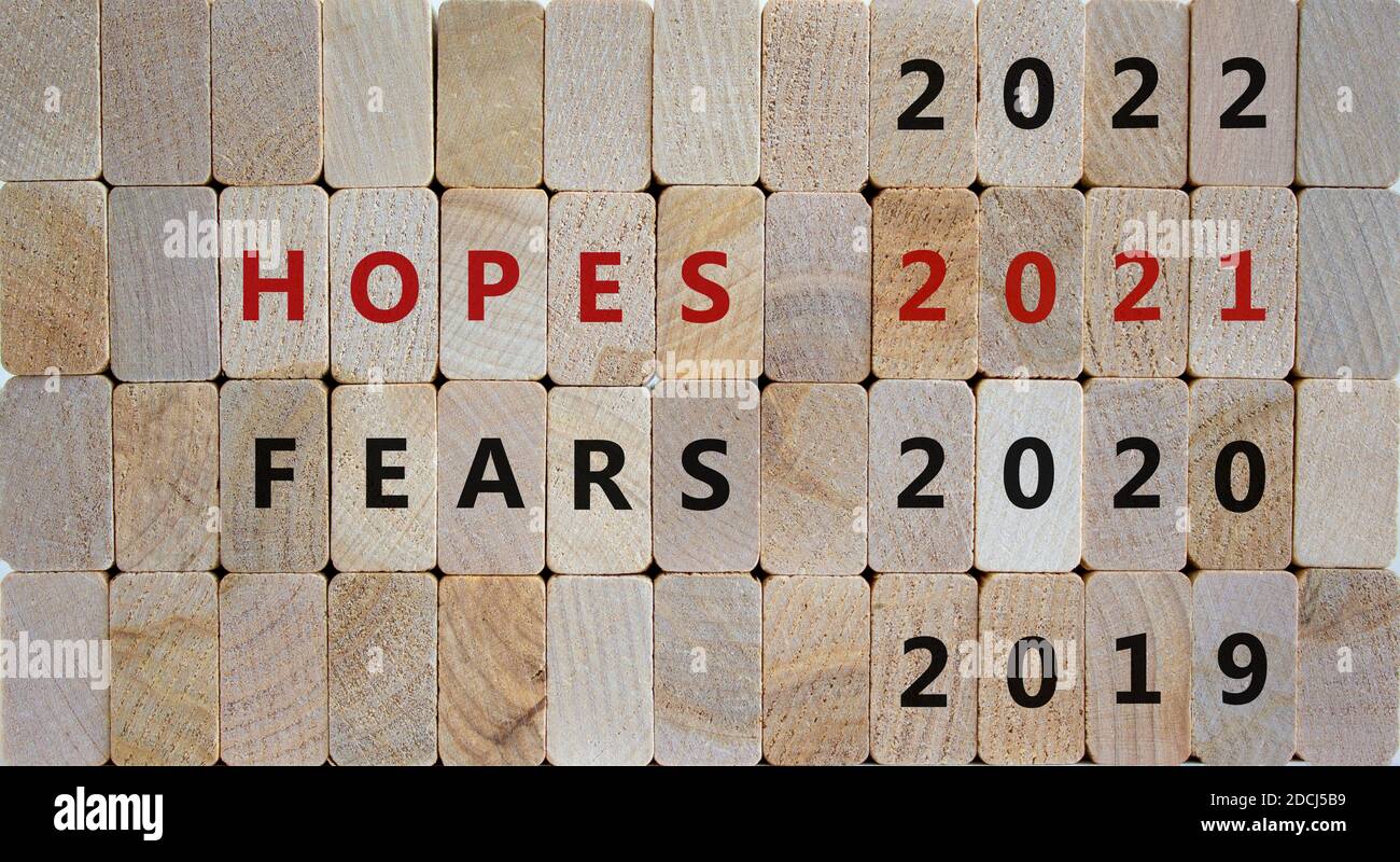 Geschäft und Neujahr Konzept der Hoffnungen 2021. Holzblöcke mit der Aufschrift 'Fears 2020, Hopes 2021'. 2019, 2022 Nummern. Schöne Holzhinterholz Stockfoto