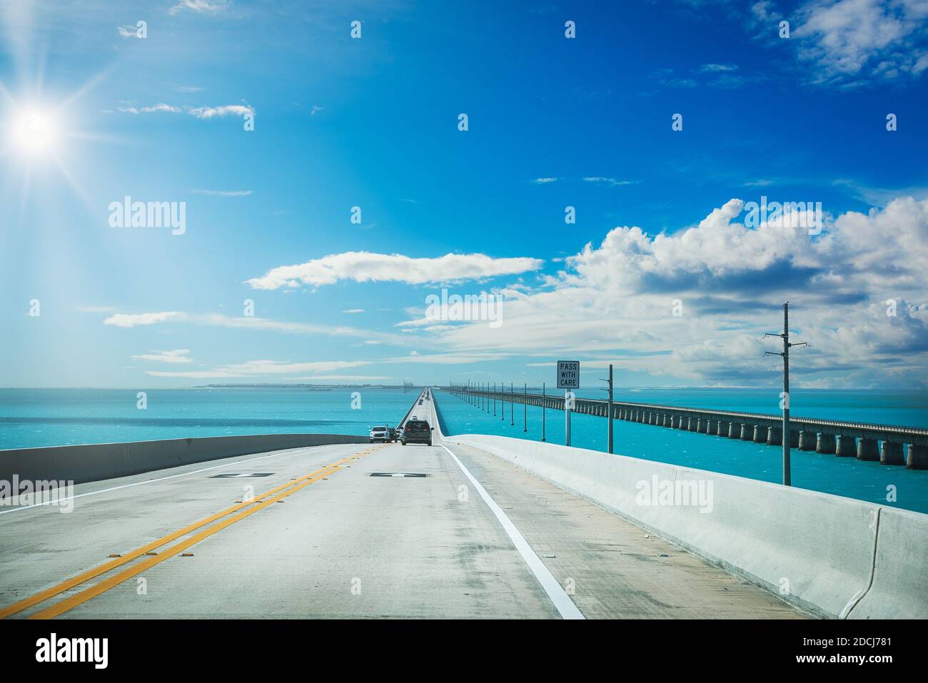 Verkehr auf der berühmten Seven Mile Bridge in Overseas Highway. Florida, USA Stockfoto