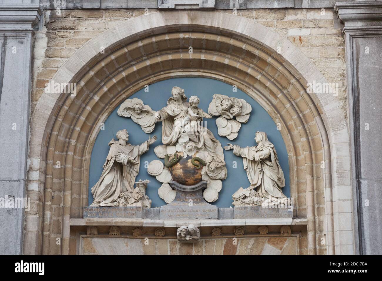 Bas-Relief über den Eingangstoren der Kirche St. Paul mit dem Bild der Heiligen. Antwerpen. Belgien. Stockfoto