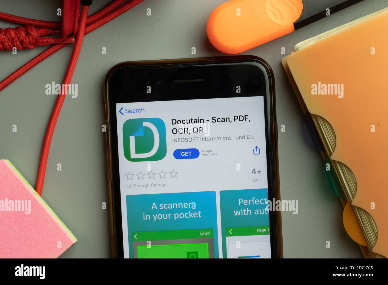 New York, USA - 7. November 2020: Docutain Scan PDF OCR QR App Store Logo auf dem Telefonbildschirm, illustrative Editorial. Stockfoto